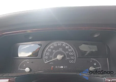 2005 Lincoln Town Car Signature Limited из США, поврежденный, VIN 1LNHM82W25Y619162